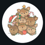 Pegatina Redonda Deer Christmas Tree Funny Animal Navidades<br><div class="desc">El ciervo parece un árbol de Navidad. Con luces de hadas y gorras de Santa,  son perfectos para los Navidades. Cada amante de los venados está contento con los animales bonitos para las vacaciones en invierno.</div>