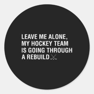 Pegatina Redonda Déjame en paz, mi equipo de hockey está pasando po