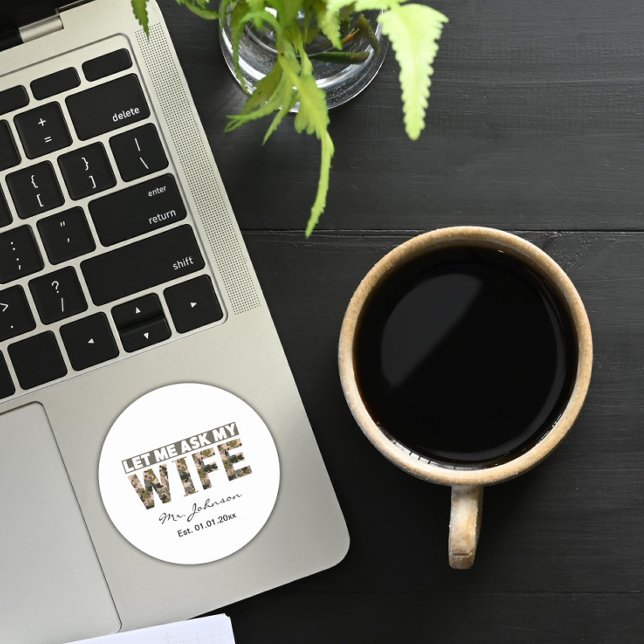 Pegatina Redonda Déjame preguntarle a mi esposa divertido personali (Subido por el creador)