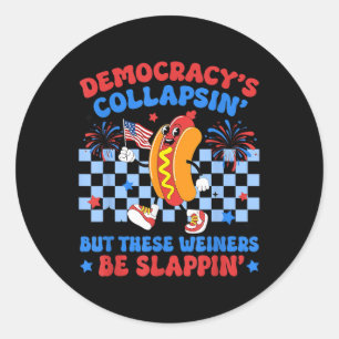 Pegatina Redonda Democracias Divertidas de Hot Dog Colapsando Prote