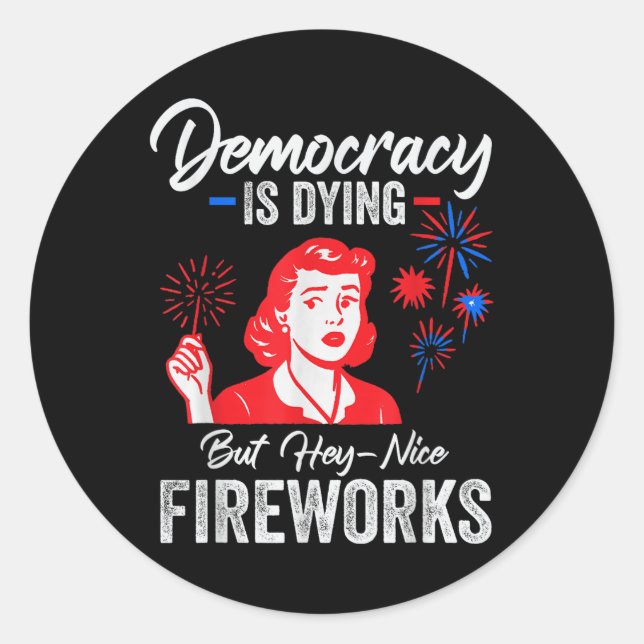 Pegatina Redonda Democracy Is Dying But Hey Nice Fireworks 4th Of J (Anverso)