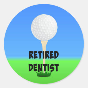 Pegatina Redonda Dentista jubilado, pelota de golf en un tee