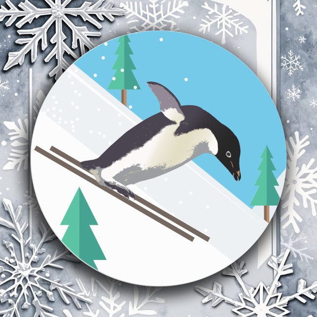 Pegatina Redonda Deportes de nieve para niños de invierno divertido (Silly Downhill Skiing Penguin sticker, whimsical polar Winter bird dashing through the snow)