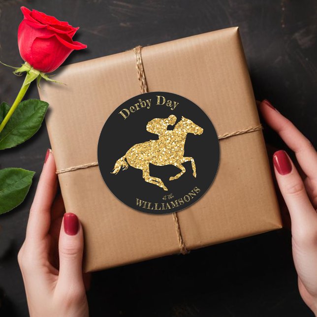Pegatina Redonda Derby Gold Racehorse en negro (Gold faux glitter racehorse Derby black round stickers)