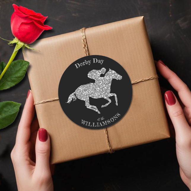 Pegatina Redonda Derby Silver Racehorse en negro (Silver faux glitter racehorse  Derby round black stickers)