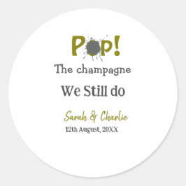 Pegatina Redonda Descorcha el champán nosotras todavía hacemos boda
