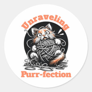 Pegatina Redonda Desenredando la purrfección: un gato lindo enredad