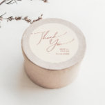 Pegatina Redonda Desierto caprichoso | Beige Gracias Favor De La Bo<br><div class="desc">Este maravilloso desierto | beige gracias el favor de la boda es perfecto para su sencillo rústico boda de tonos beige y terracota. La paleta de colores neutros de la tierra boho es vintage en el suroeste con un toque retro moderno. El guión es una delicada caligrafía escrita a mano...</div>