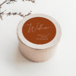 Pegatina Redonda Desierto caprichoso | Bienvenida de Terracotta Bod<br><div class="desc">Este maravilloso desierto | el pegatina redondo clásico de bienvenida terracota boda es perfecto para su sencillo boda rústico de tonos beige y terracota. La paleta de colores neutros de la tierra boho es vintage en el suroeste con un toque retro moderno. El guión es una delicada caligrafía escrita a...</div>