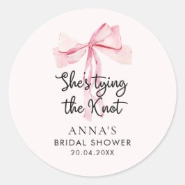 Pegatina Redonda Despedida de soltera con lazo rosa ella anudando