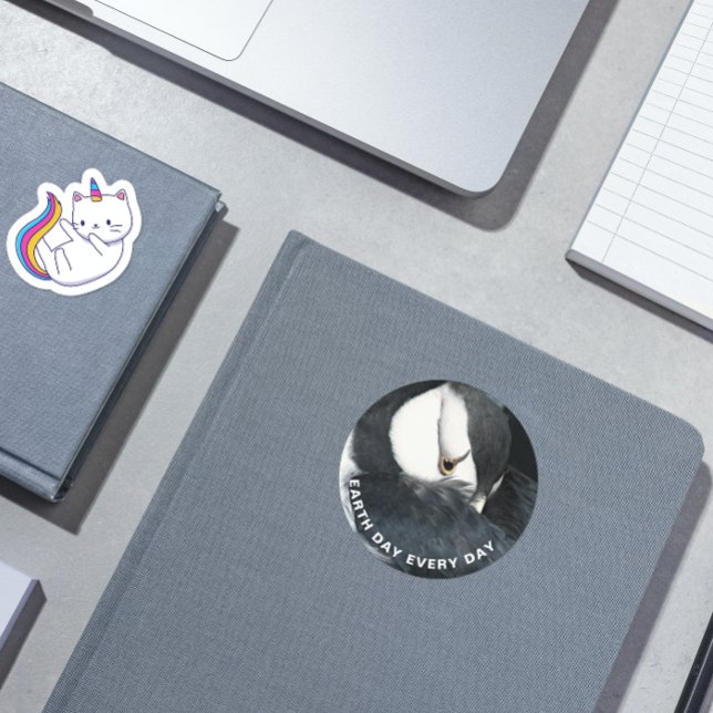 Pegatina Redonda Día de la Tierra todos los días foto de un ataúd c (In Situ Book)