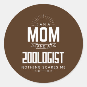 Pegatina Redonda Día divertido del zoólogo de mamá nada me asusta