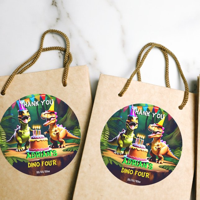 Pegatina Redonda Dino cuatro dinosaurios cumpleaños gracias favor (Dino four dinosaur birthday thank you favor sticker personalized dino mite party favor stickers)