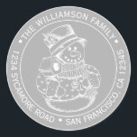 Pegatina Redonda Dirección de devolución de Papá Noel gris de Navid<br><div class="desc">Pegatina de dirección de devolución redonda de familia de Navidad con su nombre y dirección en tipografía elegante con un bonito muñeco de nieve de Navidad vintage dibujado a mano sobre un fondo gris. Simplemente agregue su nombre y dirección. Diseñado exclusivamente para usted por Happy Dolphin Studio. Si necesita ayuda...</div>