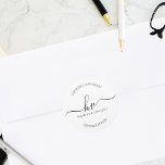 Pegatina Redonda Dirección de devolución de script de caligrafía de<br><div class="desc">Elevar la papelería de su boda con nuestro Boda Monograma Script Retorno Dirección Pegatina Redondo Clásico. Estas bonitas etiquetas de dirección de retorno le dan un toque sofisticado a sus invitaciones y correspondencia. El diseño presenta un elegante monograma de caligrafía, incorporando las iniciales de la novia y el novio de...</div>