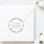 Pegatina Redonda Dirección de retorno de boda elegante en blanco y<br><div class="desc">Elegante pegatina clásico redondo con sus nombres y dirección de retorno.</div>