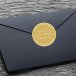Pegatina Redonda Dirección de retorno de la boda elegante de oro<br><div class="desc">Elegante pegatina clásico redondo con sus nombres y dirección de retorno.</div>
