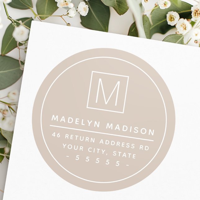 Pegatina Redonda Dirección de retorno de mocha delgada de borde del (Monogram thin border light mocha return address classic round sticker)