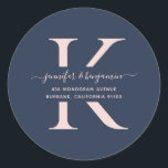 Pegatina Redonda Dirección de retorno de monograma azul de marina y<br><div class="desc">Etiquetas monográficas modernas y personalizadas de color azul marino y ondulante con dirección de retorno con un tipo de letra de guión moderno. Personaliza fácilmente en línea. Por favor, utilice una letra pequeña para su monograma. Los elementos de correspondencia disponibles para complementar estas etiquetas de dirección de retorno elegantes y...</div>