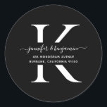 Pegatina Redonda Dirección de retorno de monograma de escritura en<br><div class="desc">Etiquetas monográficas modernas y personalizadas en blanco y negro con dirección de retorno con un tipo de letra de guión moderno. Personaliza fácilmente en línea. Por favor, utilice una letra pequeña para su monograma. Los elementos de correspondencia disponibles para complementar estas etiquetas de dirección de retorno elegantes y minimalistas del...</div>