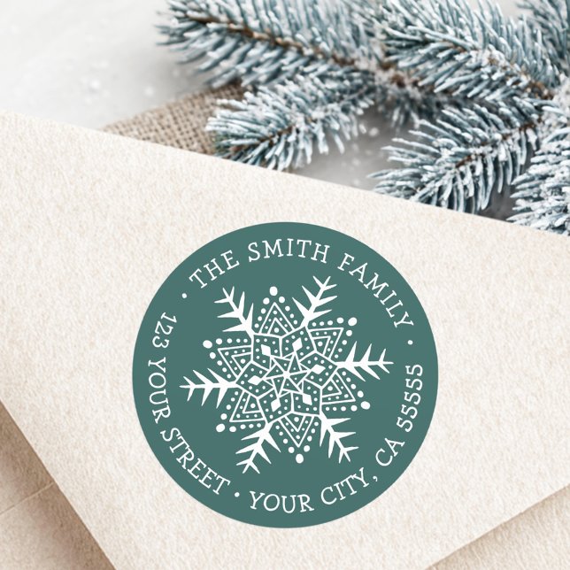 Pegatina Redonda Dirección de retorno de pinares de copo de nieve o (Whimsical snowflake pine green return address classic round sticker)