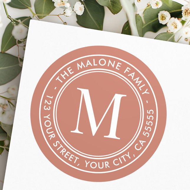 Pegatina Redonda Dirección de retorno inicial de terracota marrón m (Monogram initial terracotta brown return address classic round sticker)