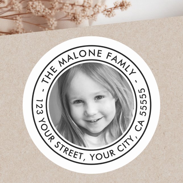 Pegatina Redonda Dirección mínima de devolución de fotos de la fami (Minimal white family photo return address classic round sticker)
