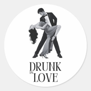 Pegatina Redonda Diseño Ebrio de Amor   Pareja Bailando Nupcial