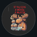 Pegatina Redonda Diseño Gracioso Si Le Das A Un Moose Un Muffin Par<br><div class="desc">Un Diseño Gracioso Si Le Das A Un Moose Un Muffin Para Hombres Mujeres Niños</div>