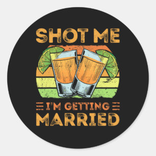 Pegatina Redonda Dispárame estoy casándome 