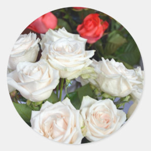Pegatina Redonda Disposición floral de rosas rojos y blancos