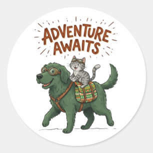 Pegatina Redonda Divertida aventura del perro y gato verde espera