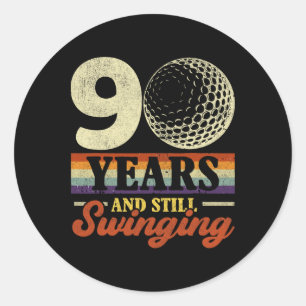 Pegatina Redonda Divertido 90 Años Y Todavía Balanceándose Golf Cum