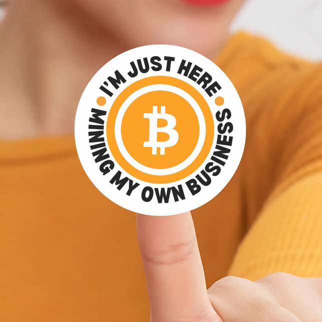 Pegatina Redonda Divertido Bitcoin SOLO MINANDO MI PROPIA criptogra (Fun I'M JUST HERE MINING MY OWN BUSINESS Sticker. Ideal favor gift for crypto BTC investors)