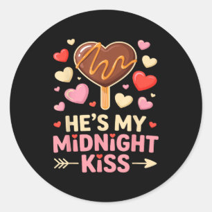 Pegatina Redonda Divertido Él Es Mi Beso De Medianoche San Valentín