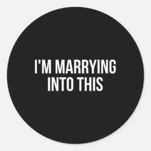 Pegatina Redonda Divertido, me estoy casando con esta prometida