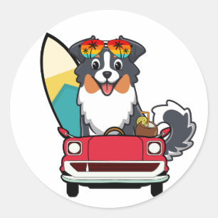 Pegatina Redonda Divertido perro de Collie conduce a la playa