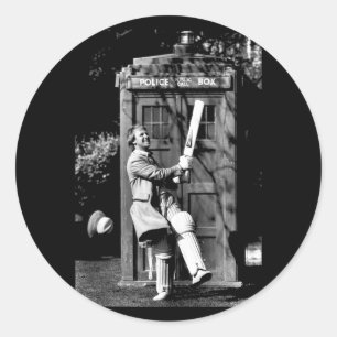 Pegatina Redonda Doctor Who Peter Davison Críquet Tardis 1981 Tanqu