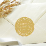 Pegatina Redonda Domicilio de retorno de Boda con nombres de pareja<br><div class="desc">Pegatina redondo amarillo dorado y blanco elegante con sus nombres y dirección de retorno.</div>