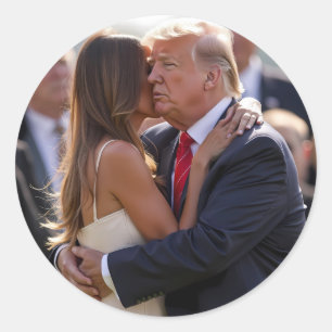 Pegatina Redonda Donald Trump besa a Melania Trump