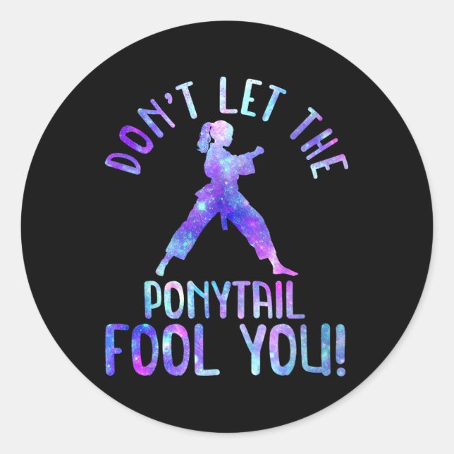 Pegatina Redonda Dont Let The Ponytail Fool You Funny For Karate Gi (Anverso)