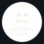 Pegatina Redonda Dorada Minimalista Sip Sip Hooray Bridal Shower<br><div class="desc">Este minimalista sorbo dorado hooray ducha de novia favorece al pegatina es perfecto para una ducha nupcial moderna. El diseño,  sencillo y elegante,  presenta una tipografía de escritura clásica y elegante en oro.</div>