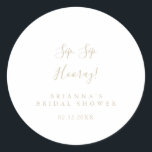 Pegatina Redonda Dorada Minimalista Sip Sip Hooray Bridal Shower<br><div class="desc">Este minimalista sorbo dorado hooray ducha de novia favorece al pegatina es perfecto para una ducha nupcial moderna. El diseño,  sencillo y elegante,  presenta una tipografía de escritura clásica y elegante en oro.</div>