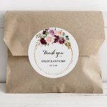 Pegatina Redonda Dorado Geométrico Burgundy Floral Gracias Por Favo<br><div class="desc">Gracias a estos pegatinas redondos geométricos burdeos dorados y florales, que prefieren los clásicos son perfectos para un boda rústico. El diseño se compone de elegantes ramos de flores verdes, ruidosas, violetas, rojas y burdeos, marcos geométricos dorados, clase inspiradora y belleza. Haga que el pegatina le asigne las etiquetas propias,...</div>
