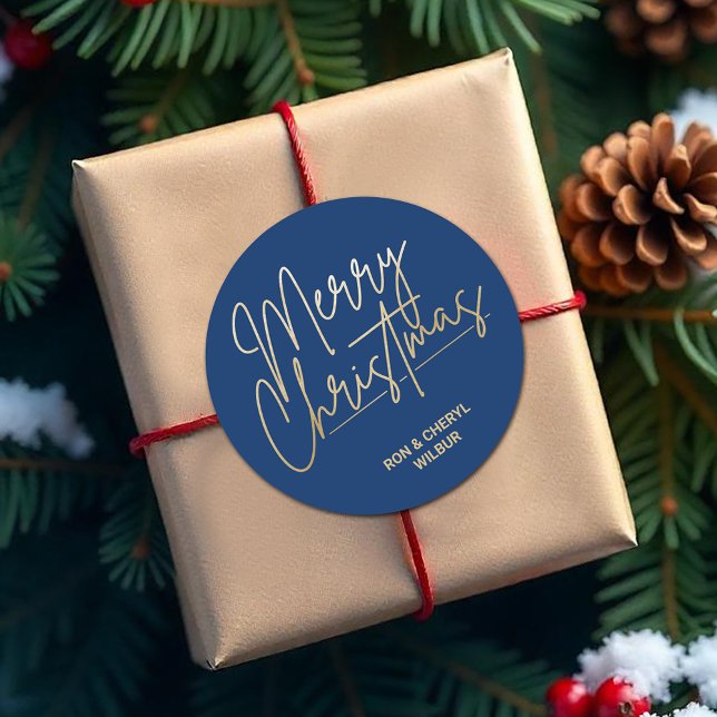 Pegatina Redonda Dorado Script Feliz Navidad en azul (Merry Christmas in gold script on blue 3" round stickers)