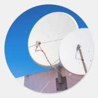 Dos antenas parabólicas blancas en la pared de la