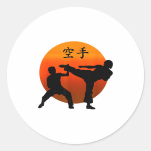 Pegatina Redonda Dos luchadores de karate con sol naciente y camise