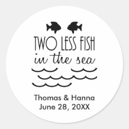 Pegatina Redonda Dos peces menos en el Boda del mar