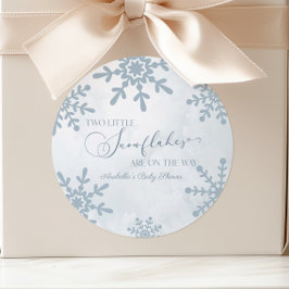 Pegatina Redonda Dos pequeños copos de nieve en Baby Shower