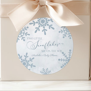 Pegatina Redonda Dos pequeños copos de nieve en Baby Shower